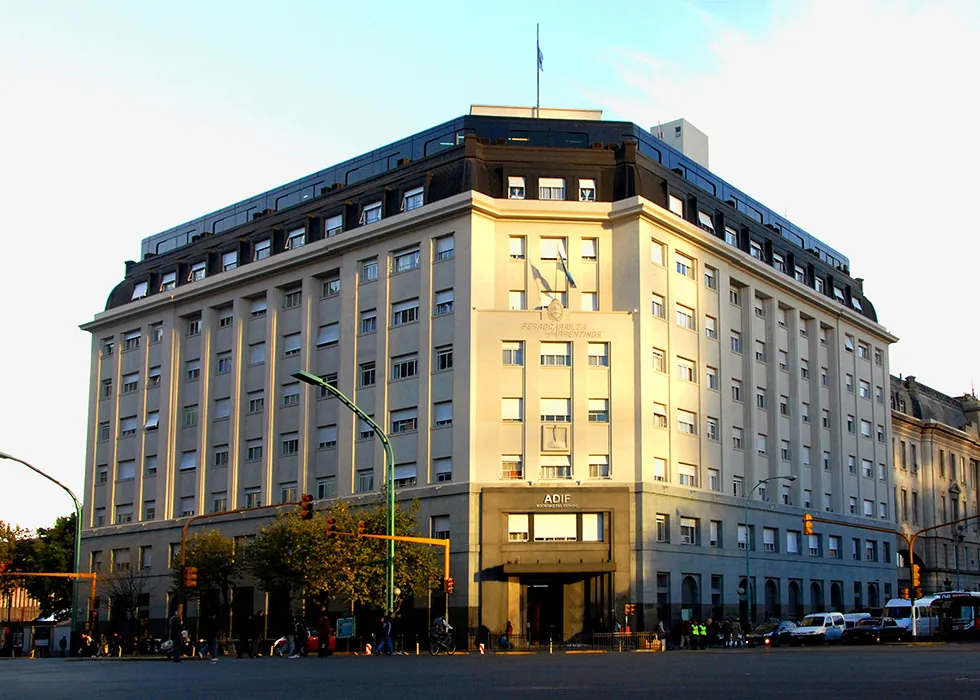 Edificio de oficinas de ADIF y Estación Terminal Mitre