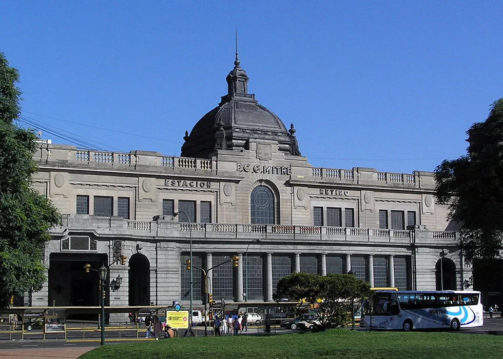 Edificio de oficinas de ADIF y Estación Terminal Mitre