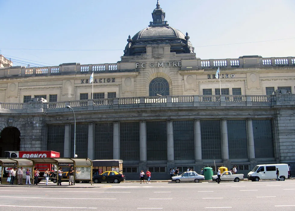 Edificio de oficinas de ADIF y Estación Terminal Mitre