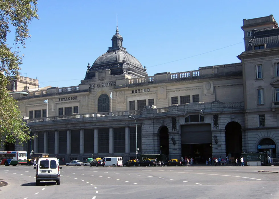 Edificio de oficinas de ADIF y Estación Terminal Mitre