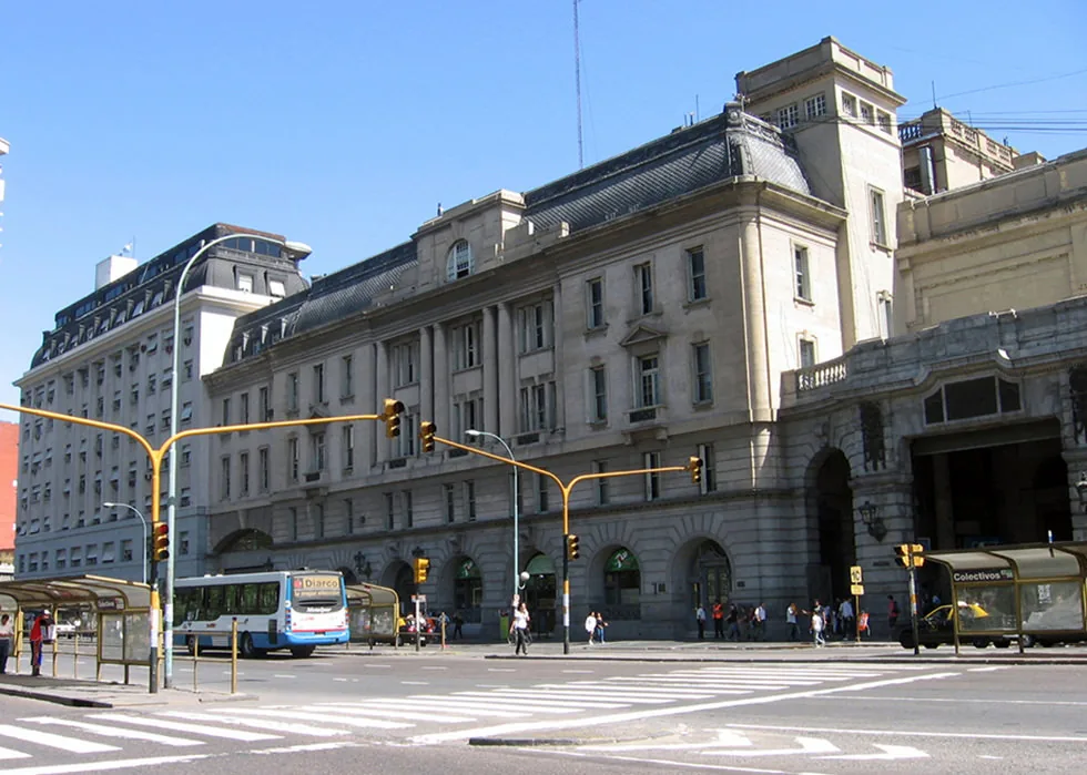 Edificio de oficinas de ADIF y Estación Terminal Mitre