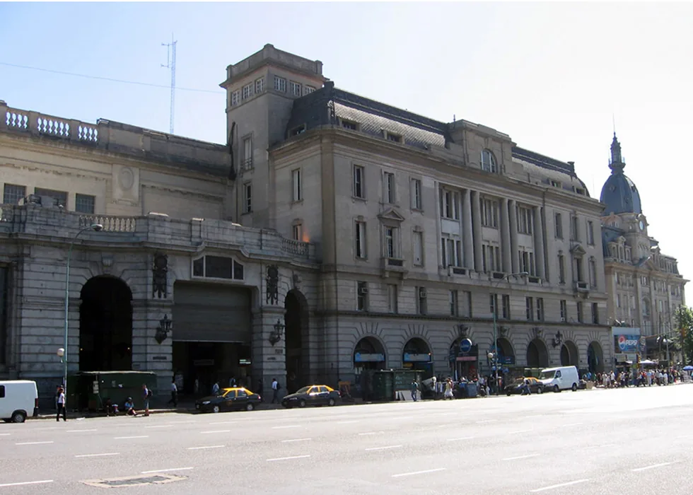 Edificio de oficinas de ADIF y Estación Terminal Mitre