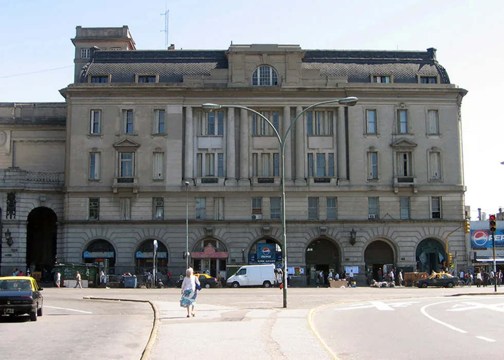 Edificio de oficinas de ADIF y Estación Terminal Mitre