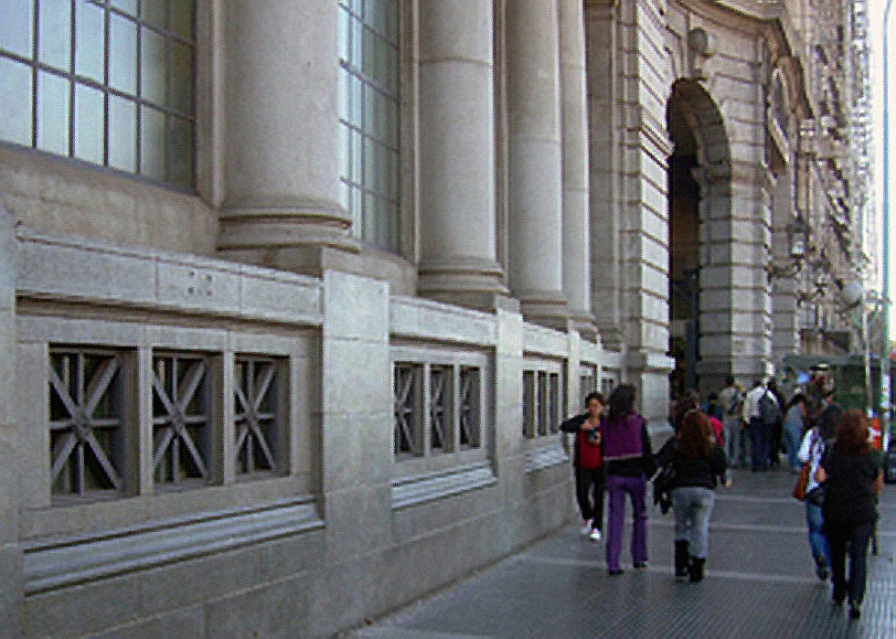 Edificio de oficinas de ADIF y Estación Terminal Mitre