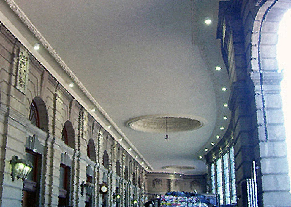 Edificio de oficinas de ADIF y Estación Terminal Mitre